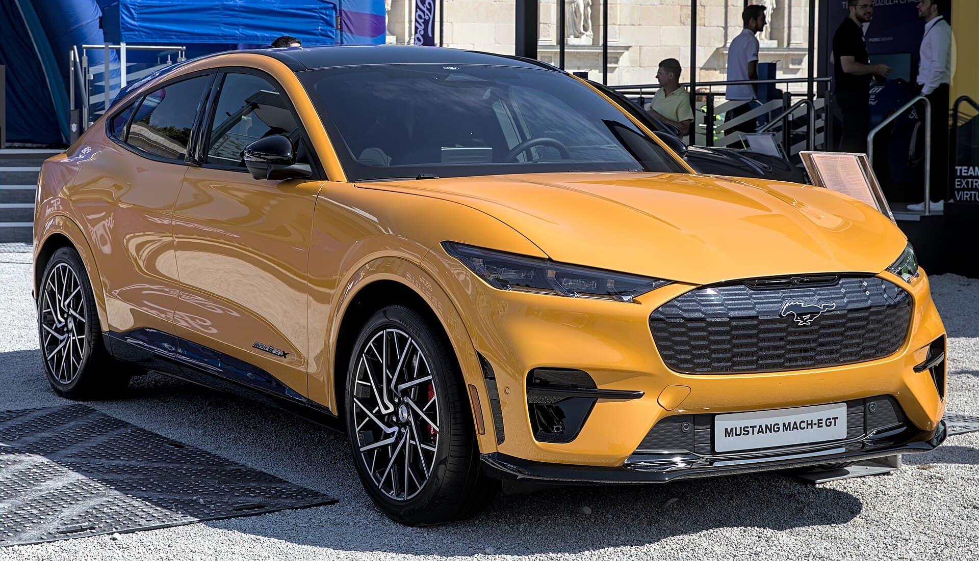 Ford Mustang Mach-E GT gialla esposta al salone IAA 2021, vista di tre quarti anteriore