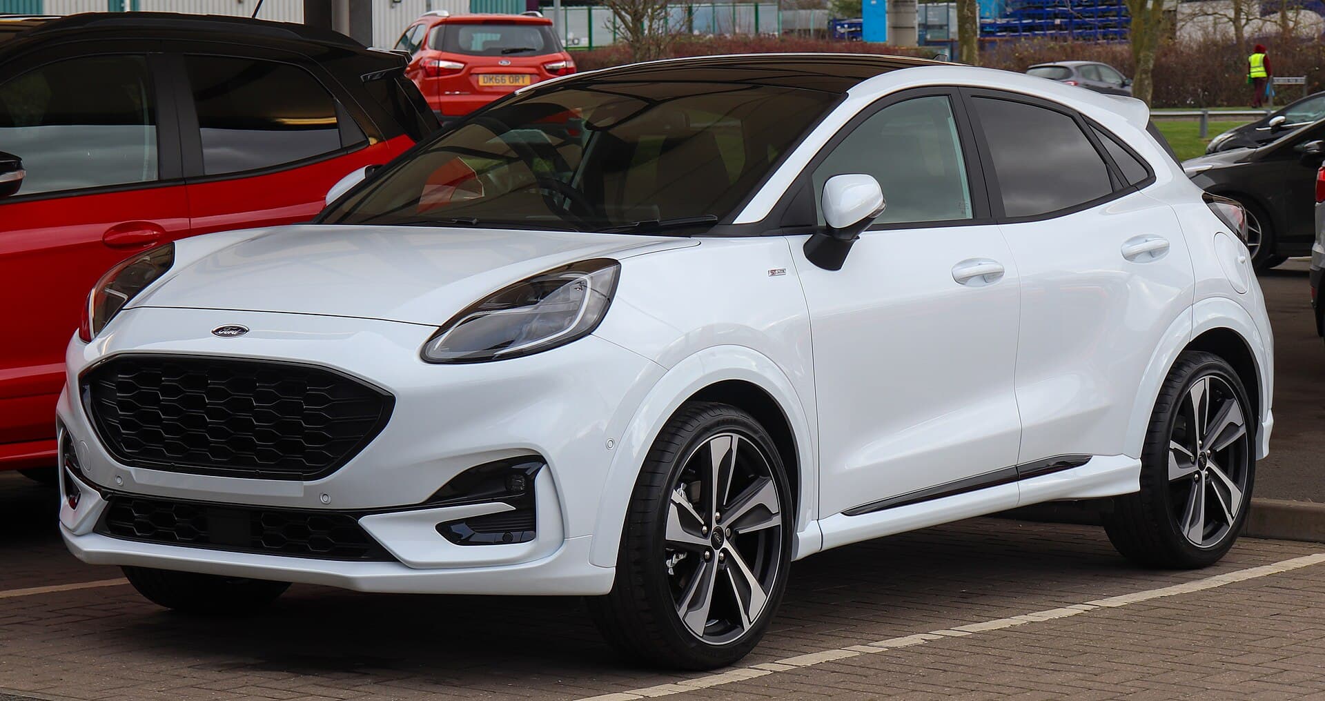 Ford Puma ST-Line X mild hybrid grigia, vista frontale di tre quarti