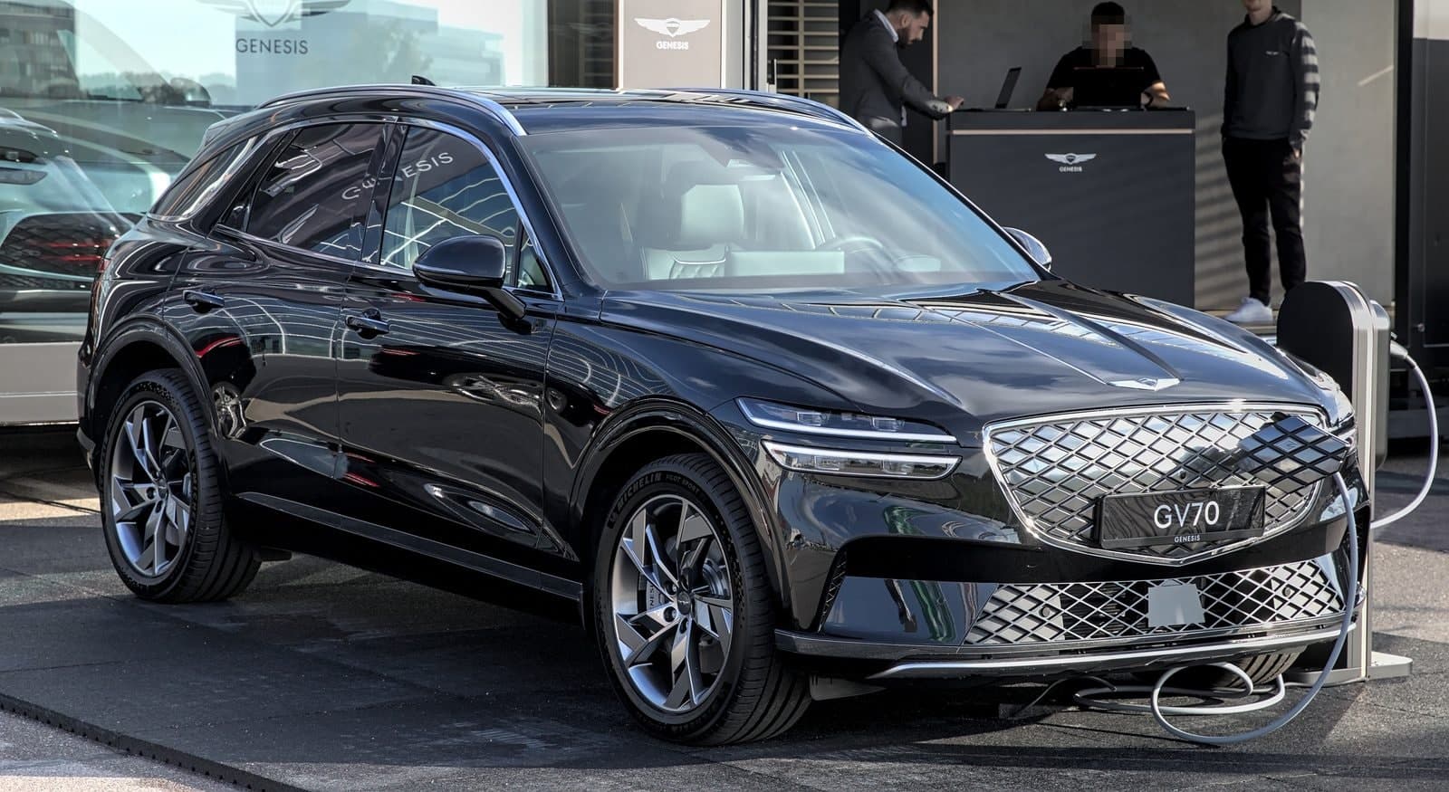Genesis Electrified GV70, vista di tre quarti anteriore