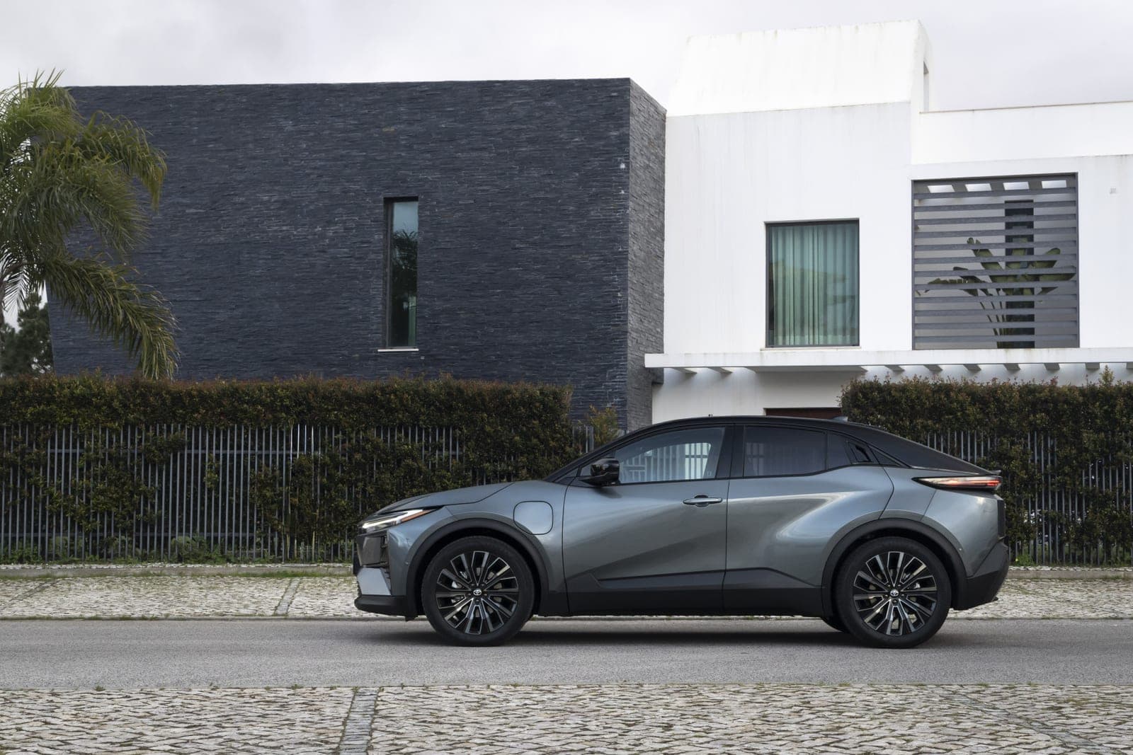 Toyota C-HR+, vista laterale