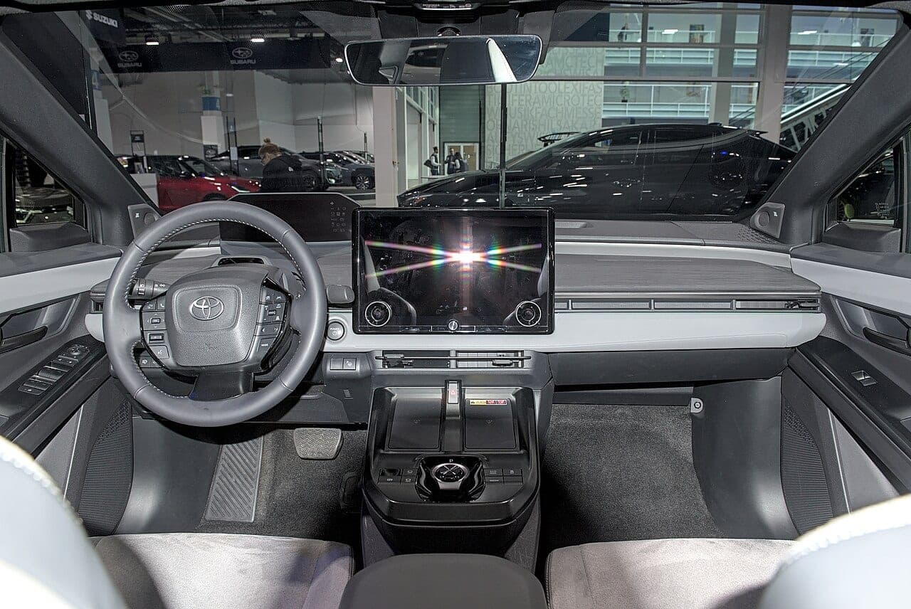 Toyota C-HR+ elettrica, abitacolo con schermo centrale orizzontale e consolle sospesa