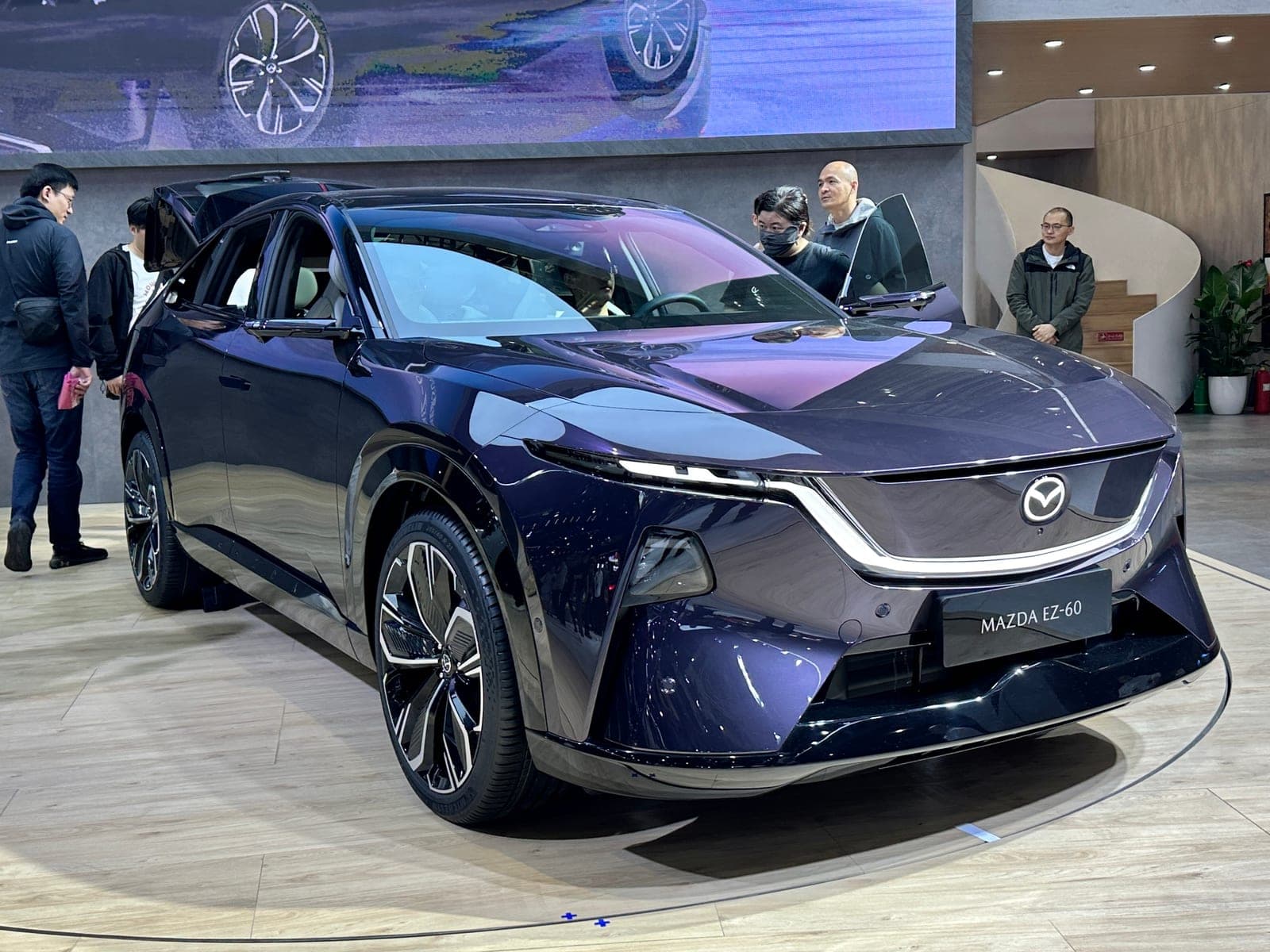 Mazda CX-6e, vista anteriore