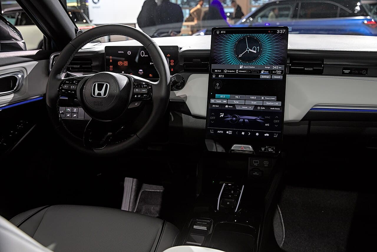 Honda e:Ny1, plancia con schermo verticale, volante Honda e sedili chiari