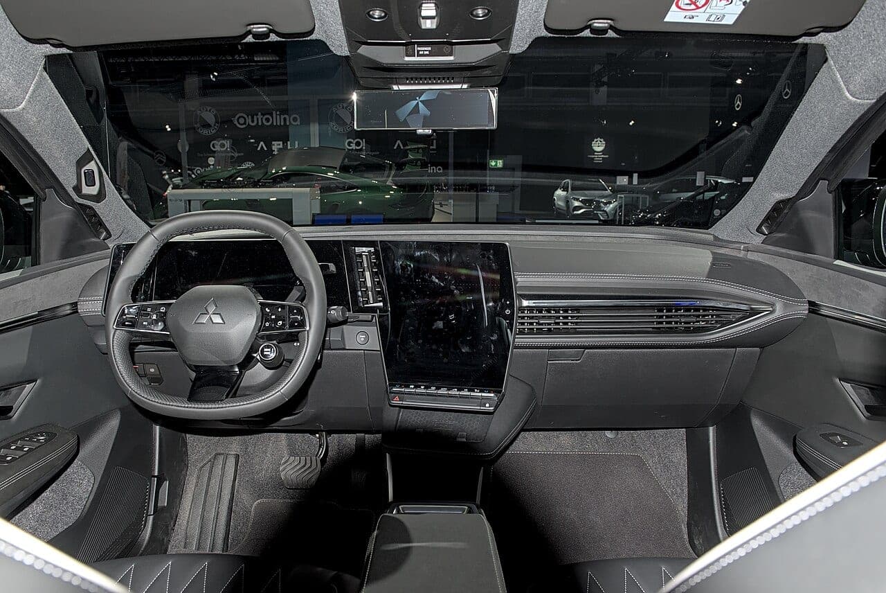 Mitsubishi Eclipse Cross EV di seconda generazione, abitacolo con schermo centrale verticale