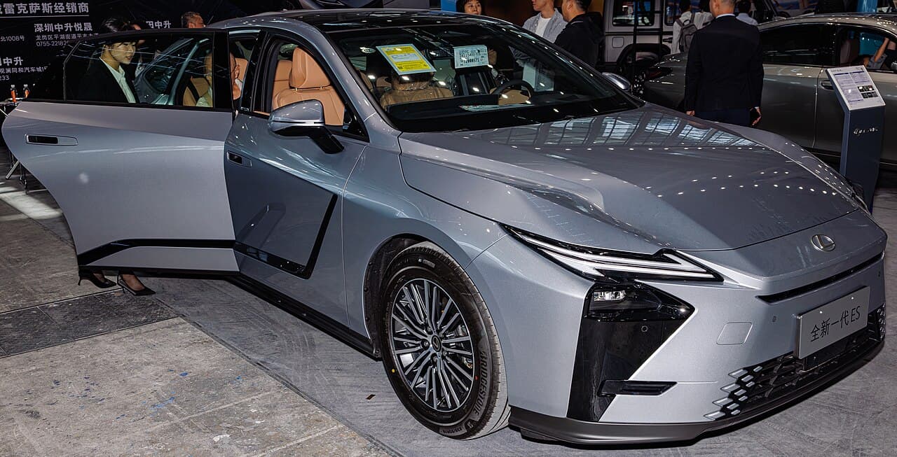 Lexus ES (nuova generazione), laterale
