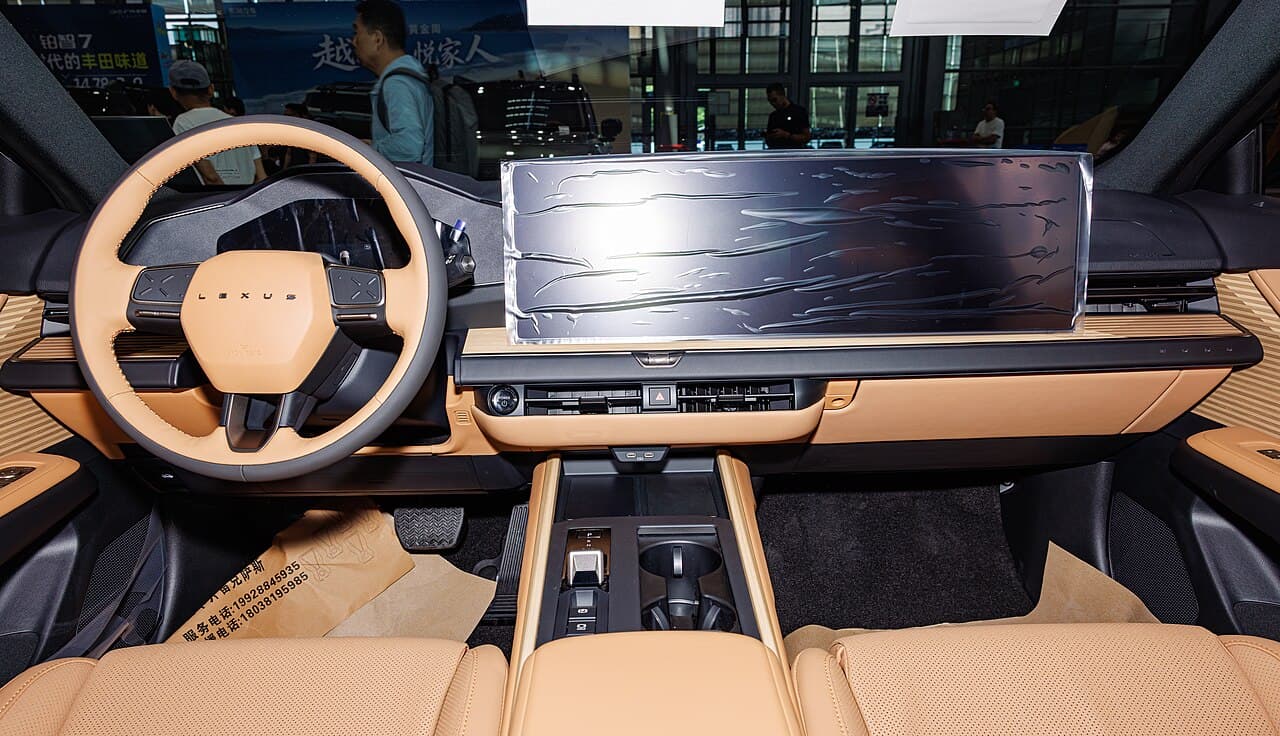 Lexus ES (nuova generazione), interni
