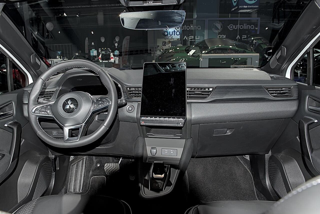 Mitsubishi Grandis, plancia con schermo verticale e volante Mitsubishi