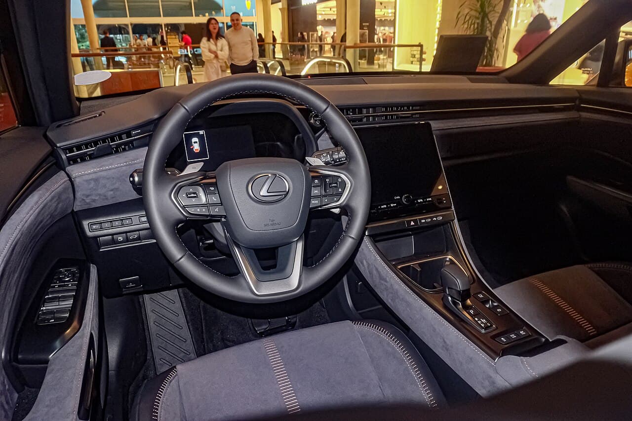 Lexus LBX, interni