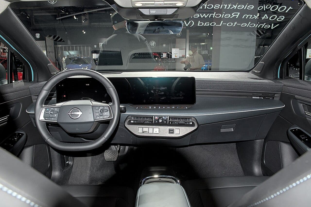 Nissan Leaf di terza generazione (ZE2), abitacolo con doppio schermo affiancato e comandi fisici del clima