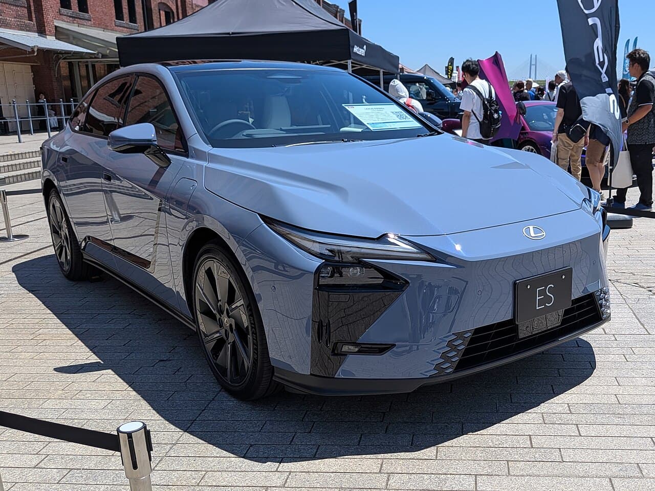 Lexus ES nuova generazione, berlina di lusso, vista di tre quarti anteriore