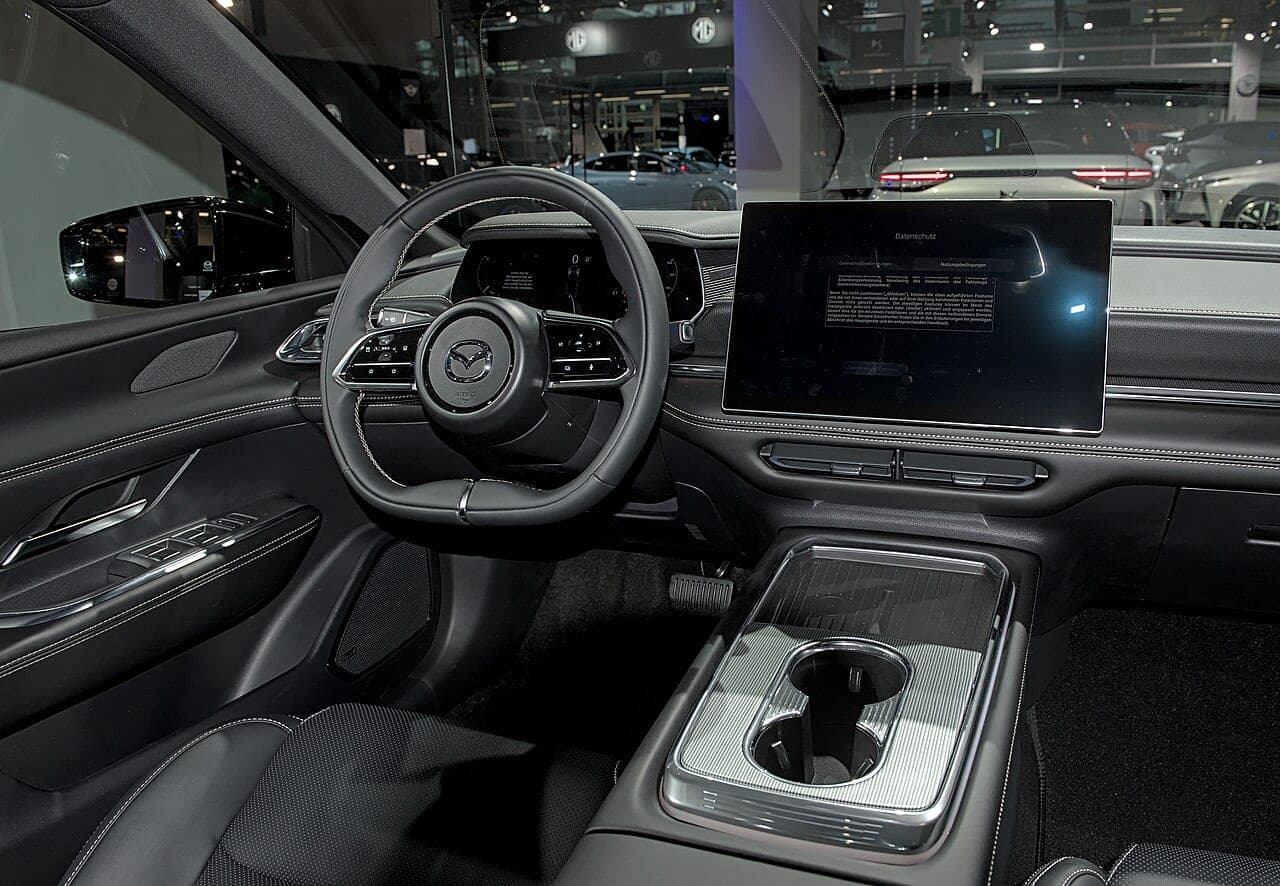 Mazda 6e, abitacolo con schermo centrale orizzontale e consolle con vano portaoggetti