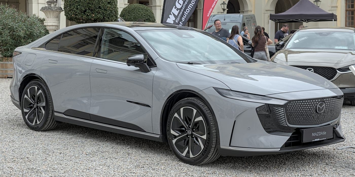 Mazda 6e, berlina elettrica, vista di tre quarti anteriore