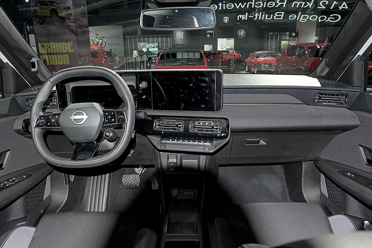 Nissan Micra elettrica di sesta serie, abitacolo