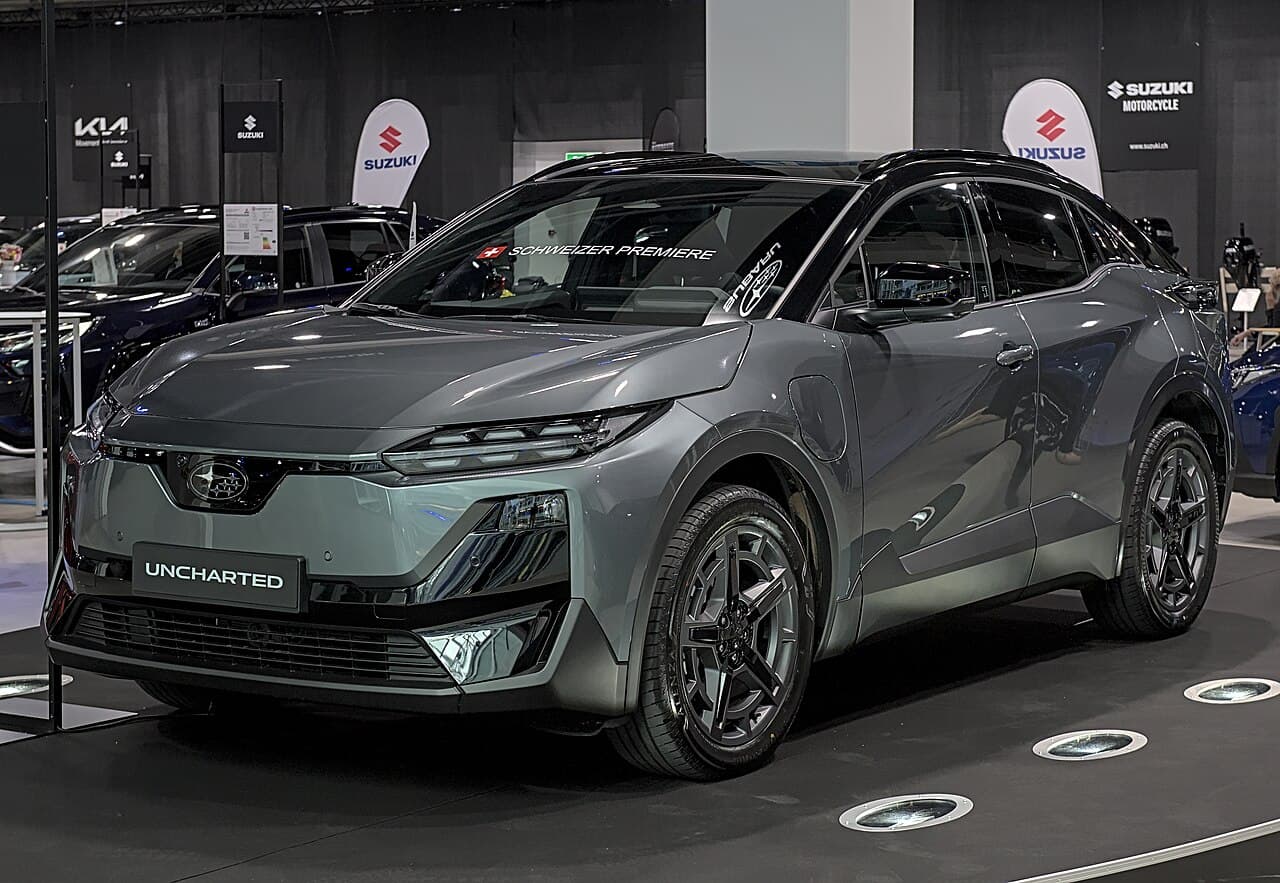 Subaru Uncharted elettrica, SUV coupé compatto, vista di tre quarti anteriore