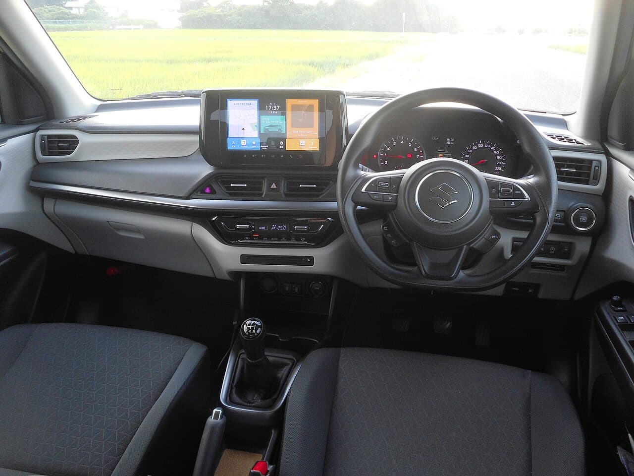 Suzuki Swift di quarta generazione, abitacolo (esemplare giapponese con guida a destra)