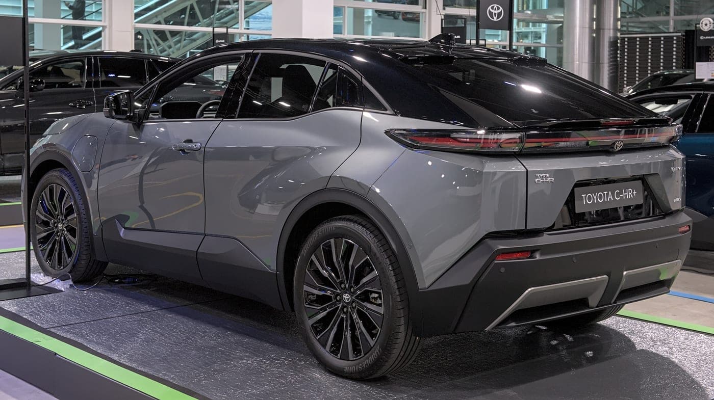 Toyota C-HR+ elettrica, vista laterale di tre quarti