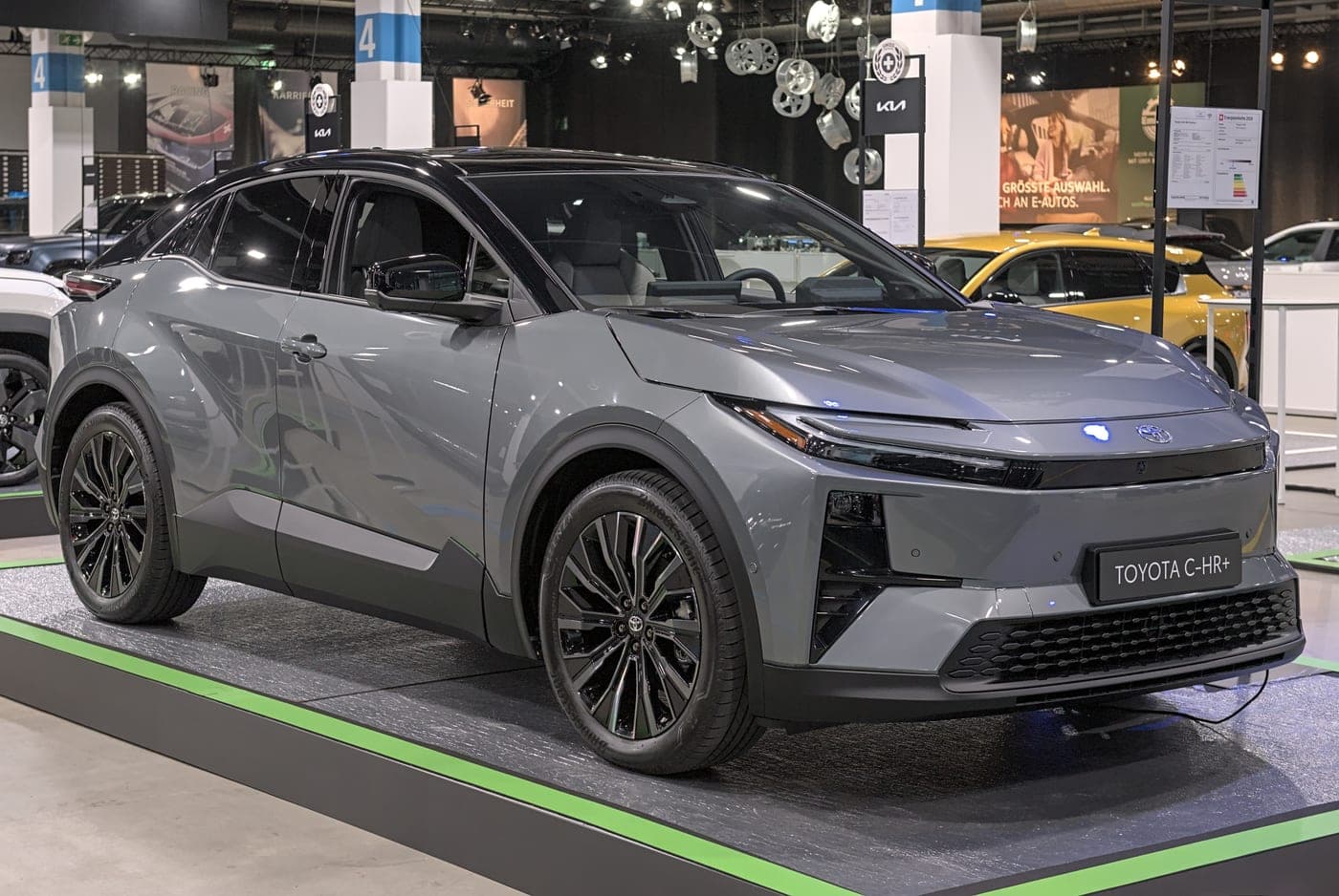Toyota C-HR+ elettrica, SUV coupé compatto, vista di tre quarti anteriore