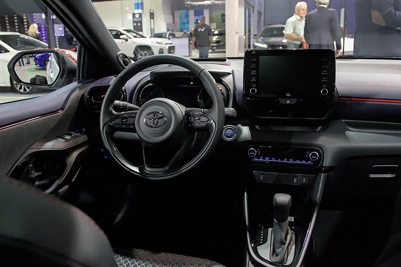 Toyota Yaris Hybrid di quarta generazione (XP210), abitacolo