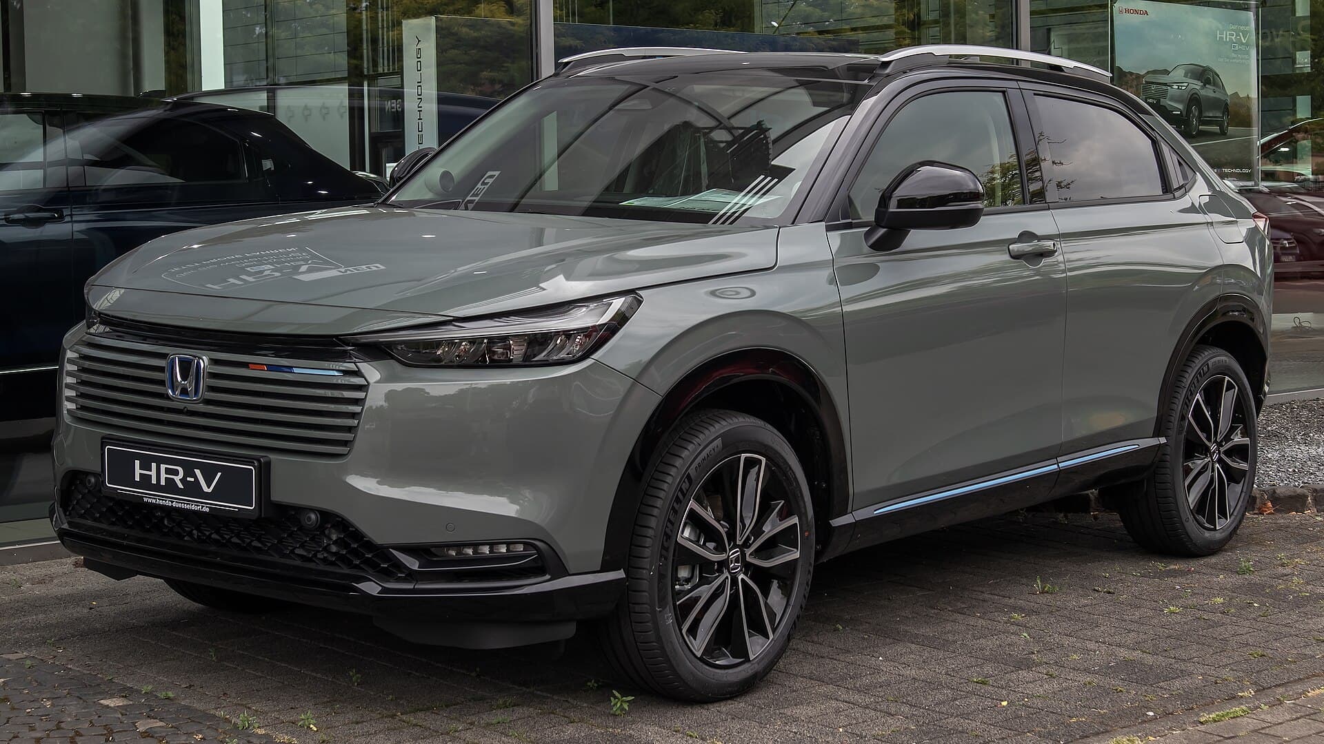 Honda HR-V e:HEV Advance Style grigia, terza generazione restyling, vista di tre quarti anteriore