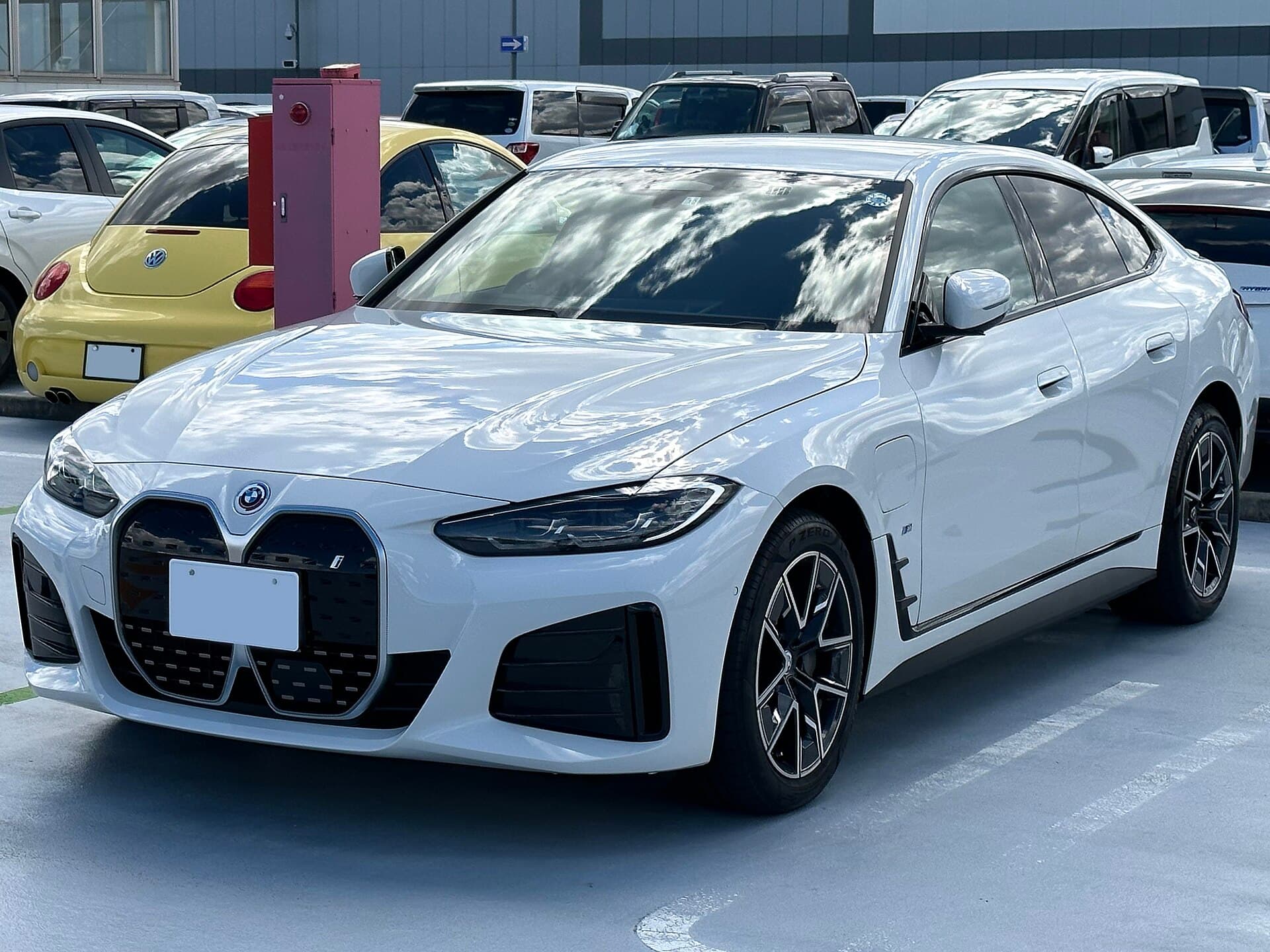 BMW i4 eDrive40 M Sport bianca, vista frontale