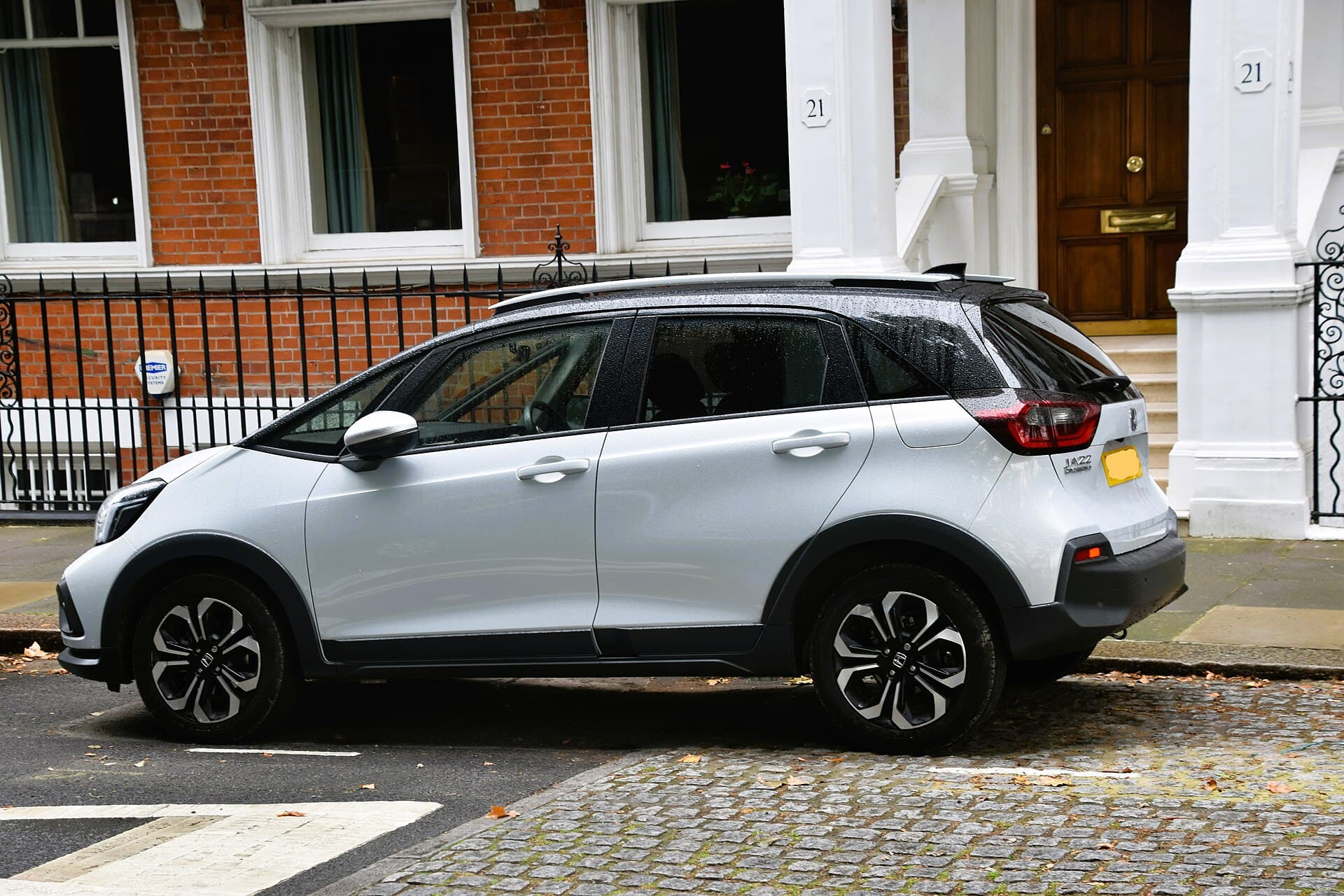 Honda Jazz e:HEV bianca, vista laterale