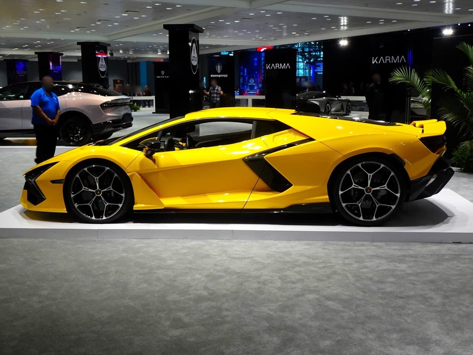 Lamborghini Revuelto gialla, vista laterale