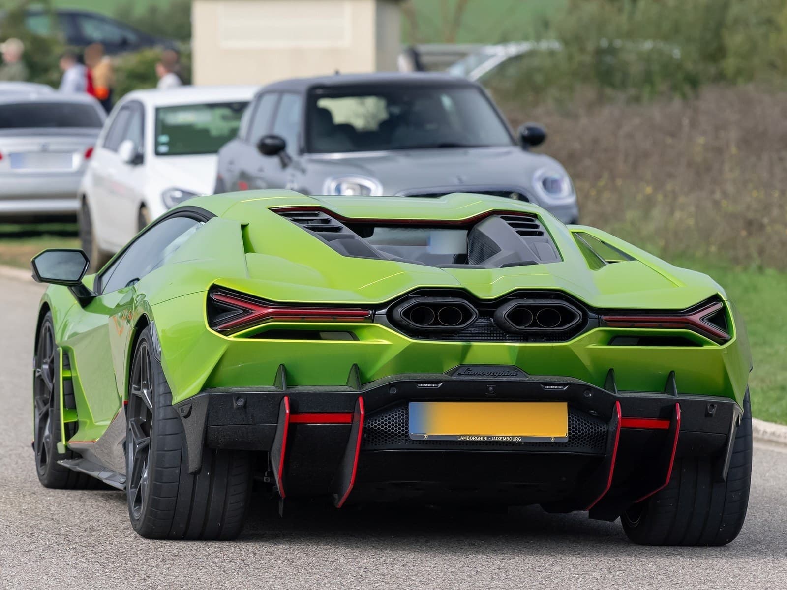 Lamborghini Revuelto verde, vista posteriore