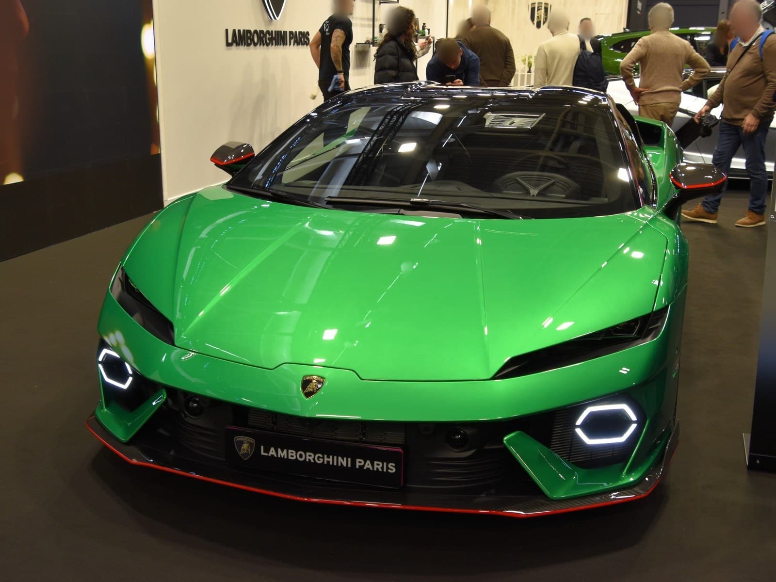 Lamborghini Temerario verde, vista anteriore allo stand di un salone