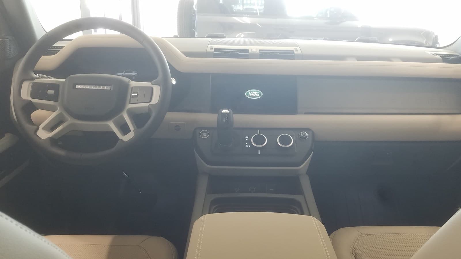 Plancia e volante del Land Rover Defender con interni chiari