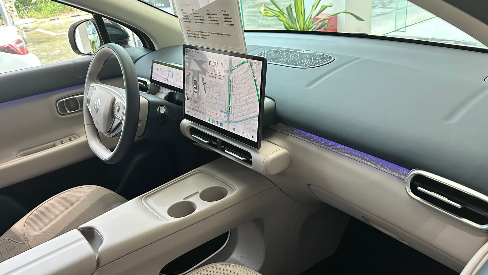 Leapmotor B03, plancia con volante, schermo centrale e consolle chiara