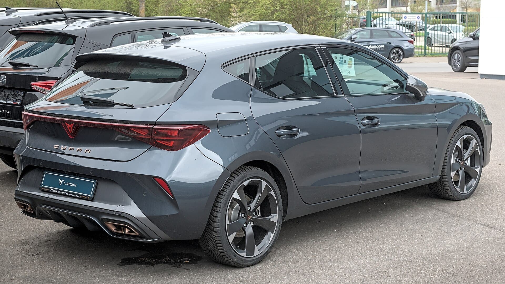 Cupra Leon Mk4 restyling grigia, vista posteriore di tre quarti