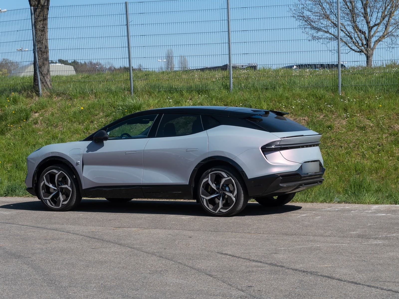 Lotus Eletre grigio chiaro, vista laterale in un piazzale