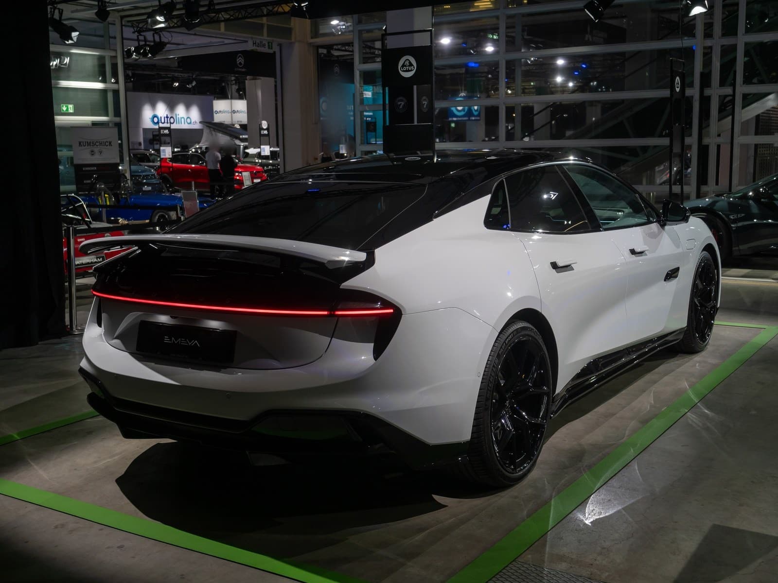 Lotus Emeya bianca, vista posteriore di tre quarti a un salone