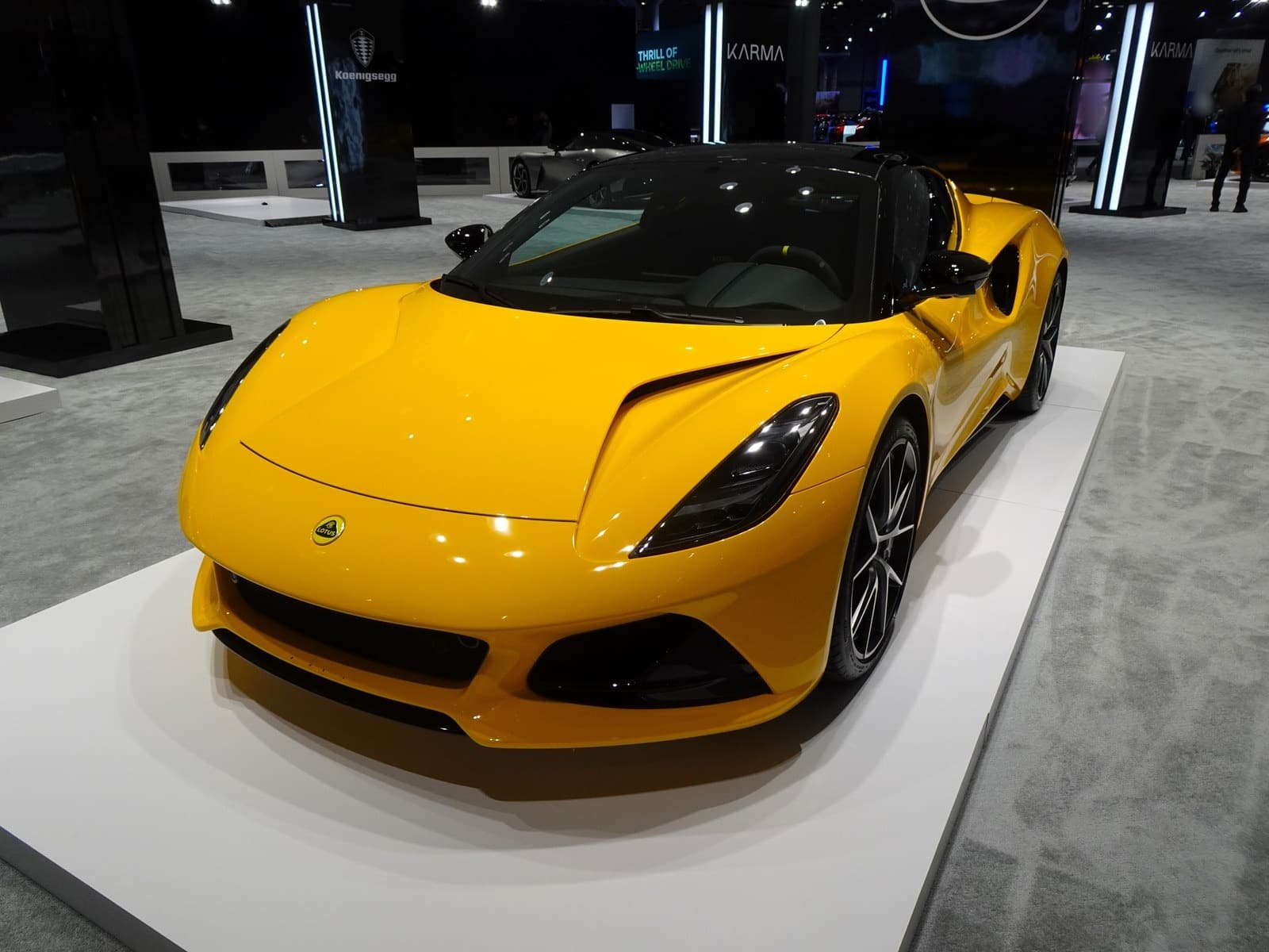 Lotus Emira gialla, vista anteriore di tre quarti a un salone