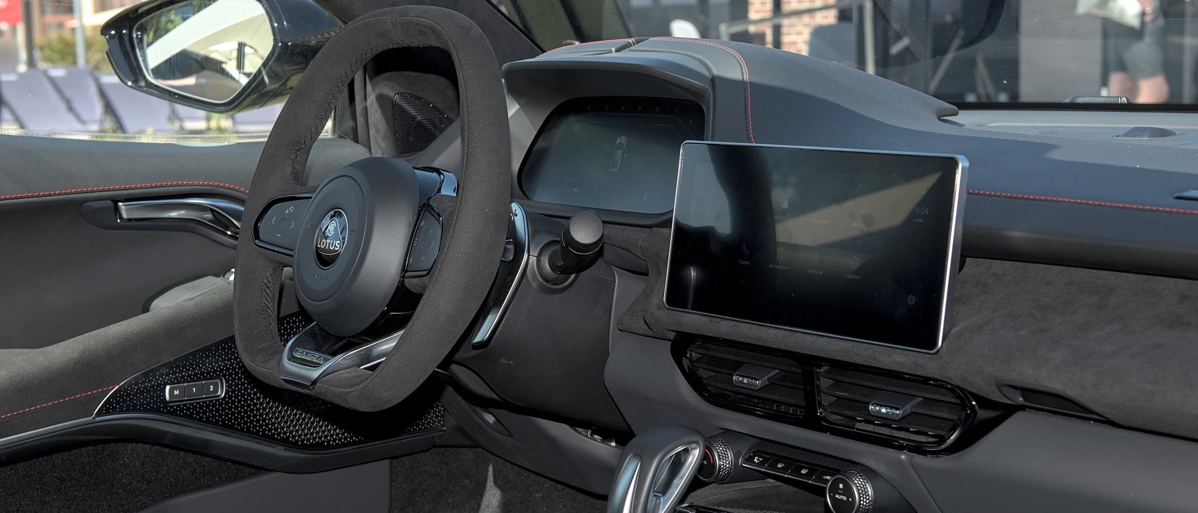 Plancia della Lotus Emira con volante in Alcantara e schermo centrale