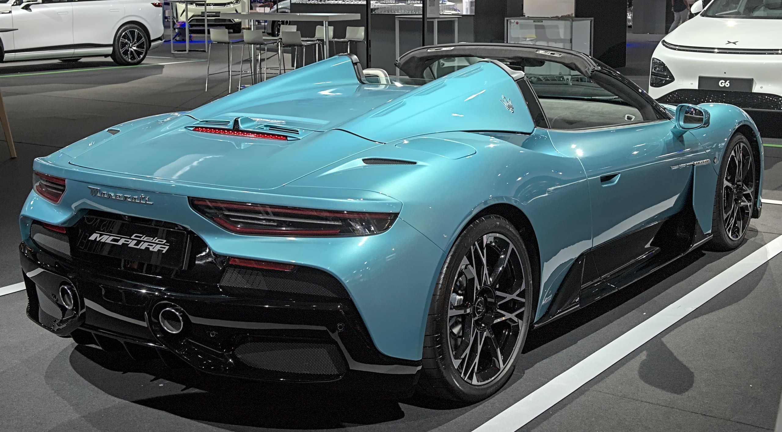 Maserati MCPura Cielo vista di tre quarti posteriore, con la targhetta Cielo MCPura