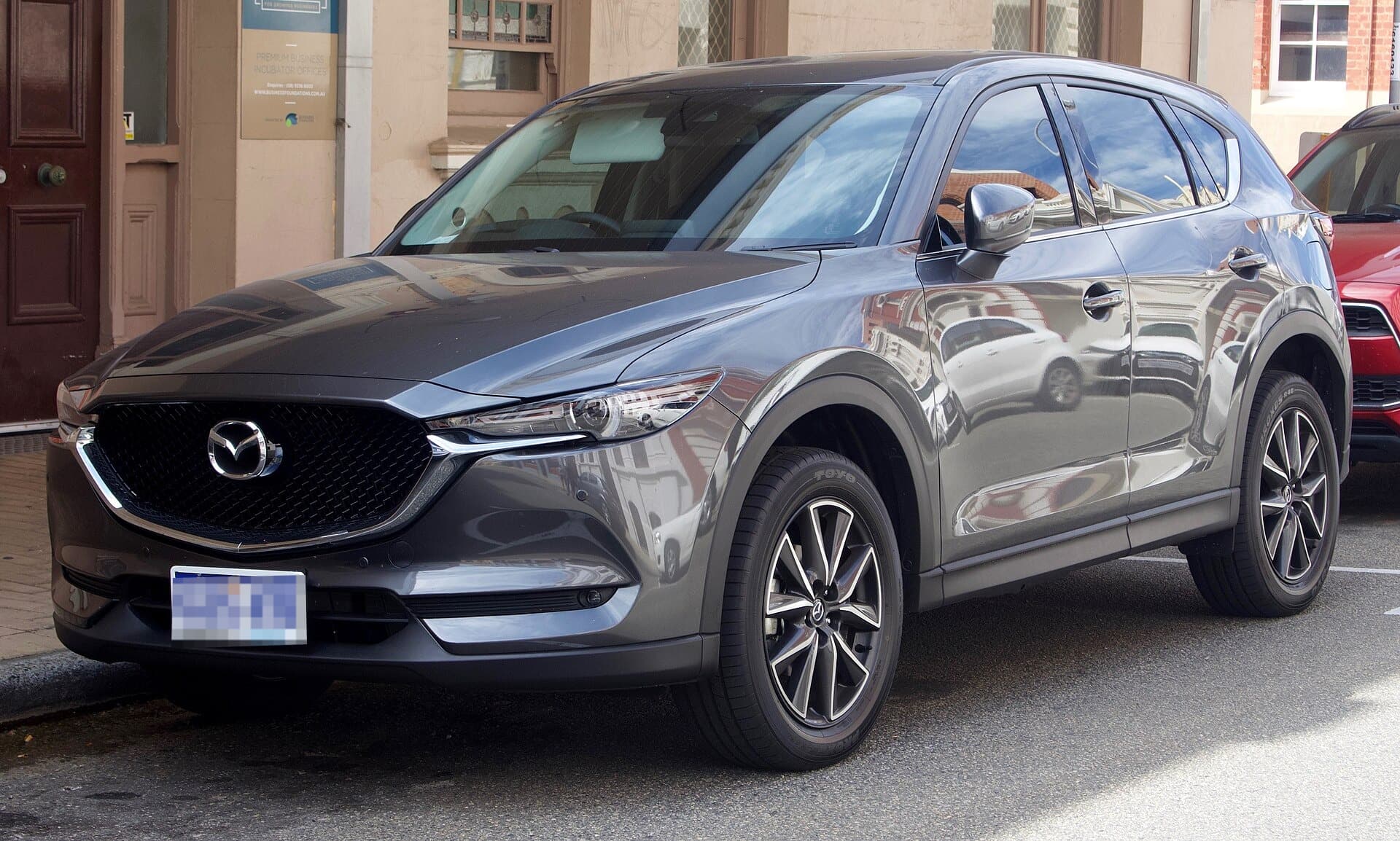 Mazda CX-5 di seconda generazione (KF) vista di tre quarti anteriore