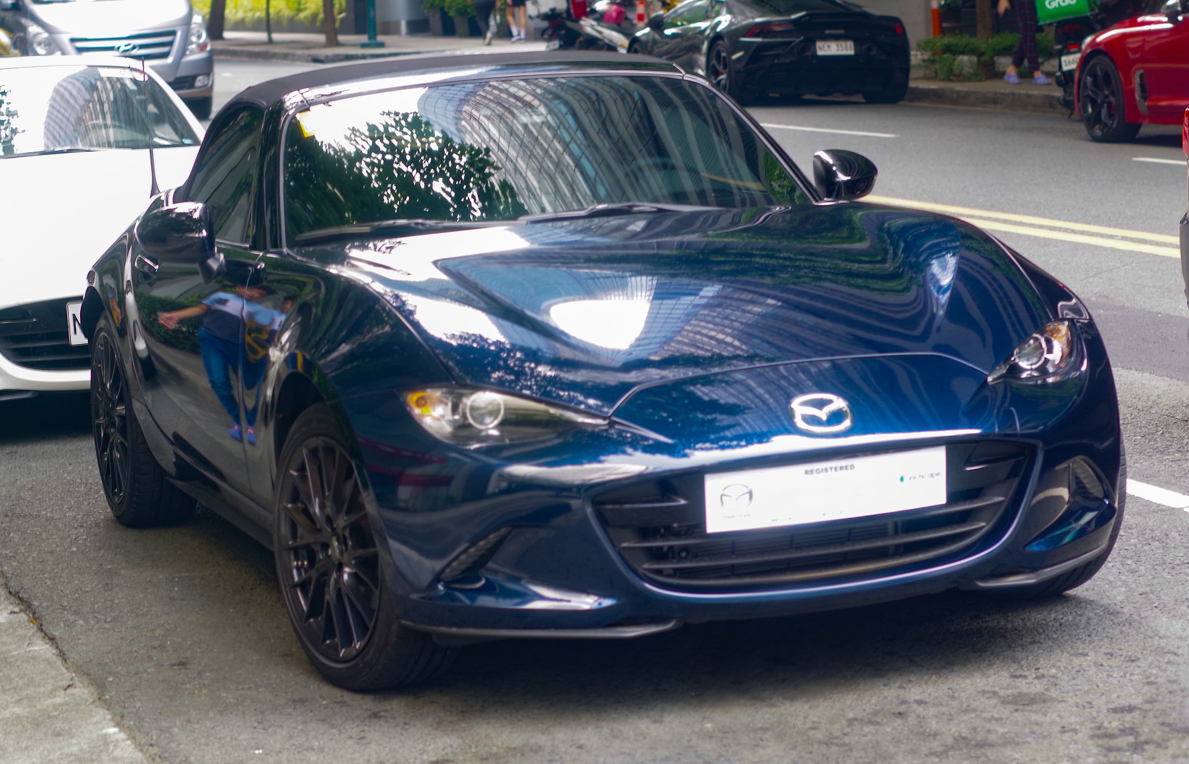 Mazda MX-5 2.0 soft top del 2023 di colore blu Deep Crystal, vista anteriore di tre quarti