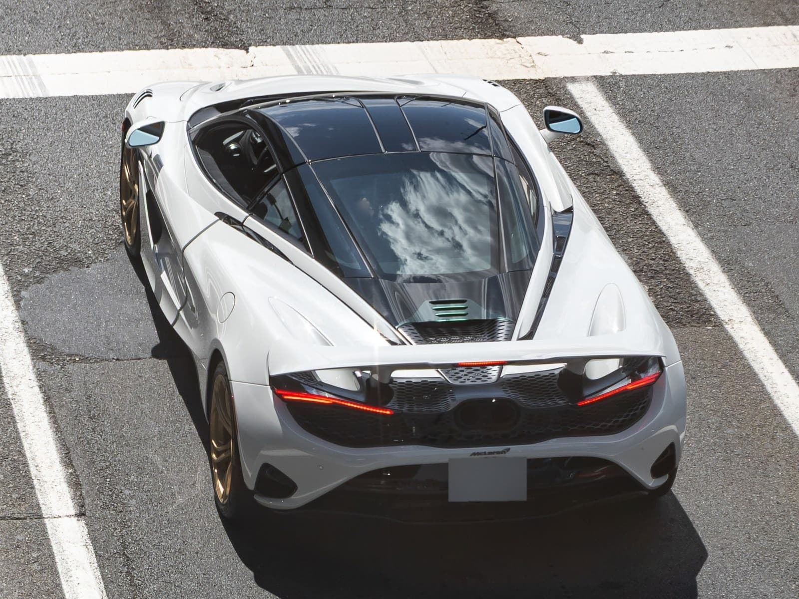 McLaren 750S bianca, vista posteriore dall'alto in un parcheggio