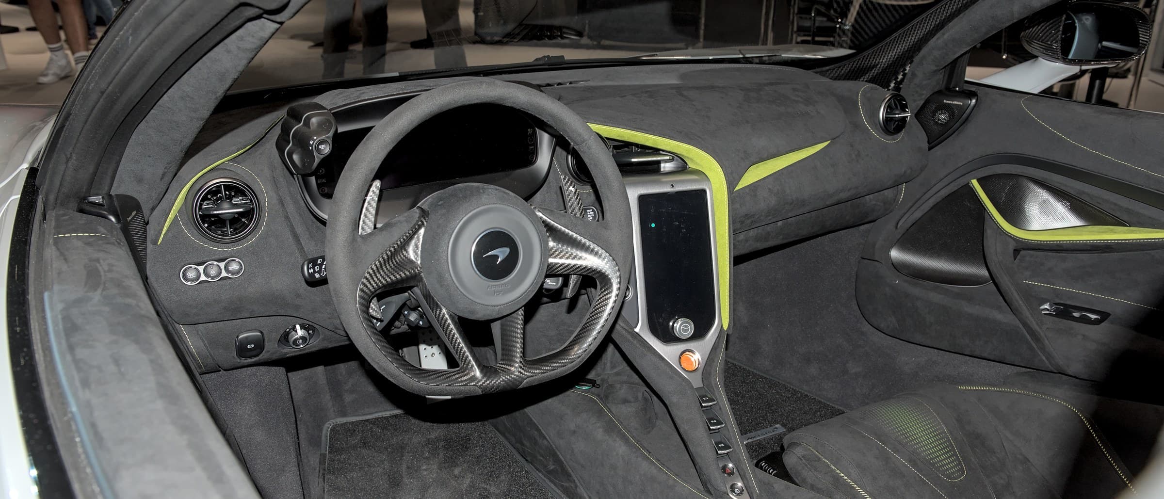 Plancia della McLaren 750S con volante dalle razze in carbonio e schermo verticale