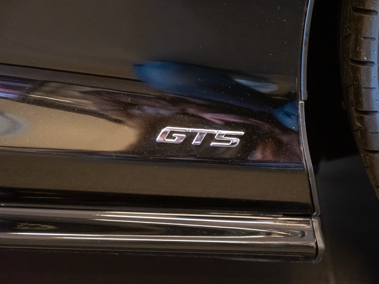 Scritta GTS sulla fiancata della McLaren GTS nera