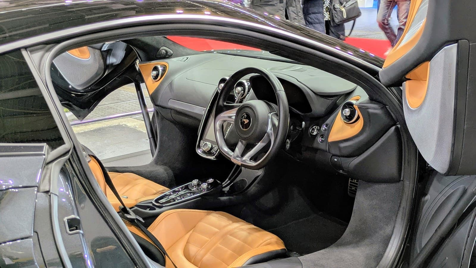 Abitacolo della McLaren GTS con volante e sedili color cuoio (versione con guida a destra)