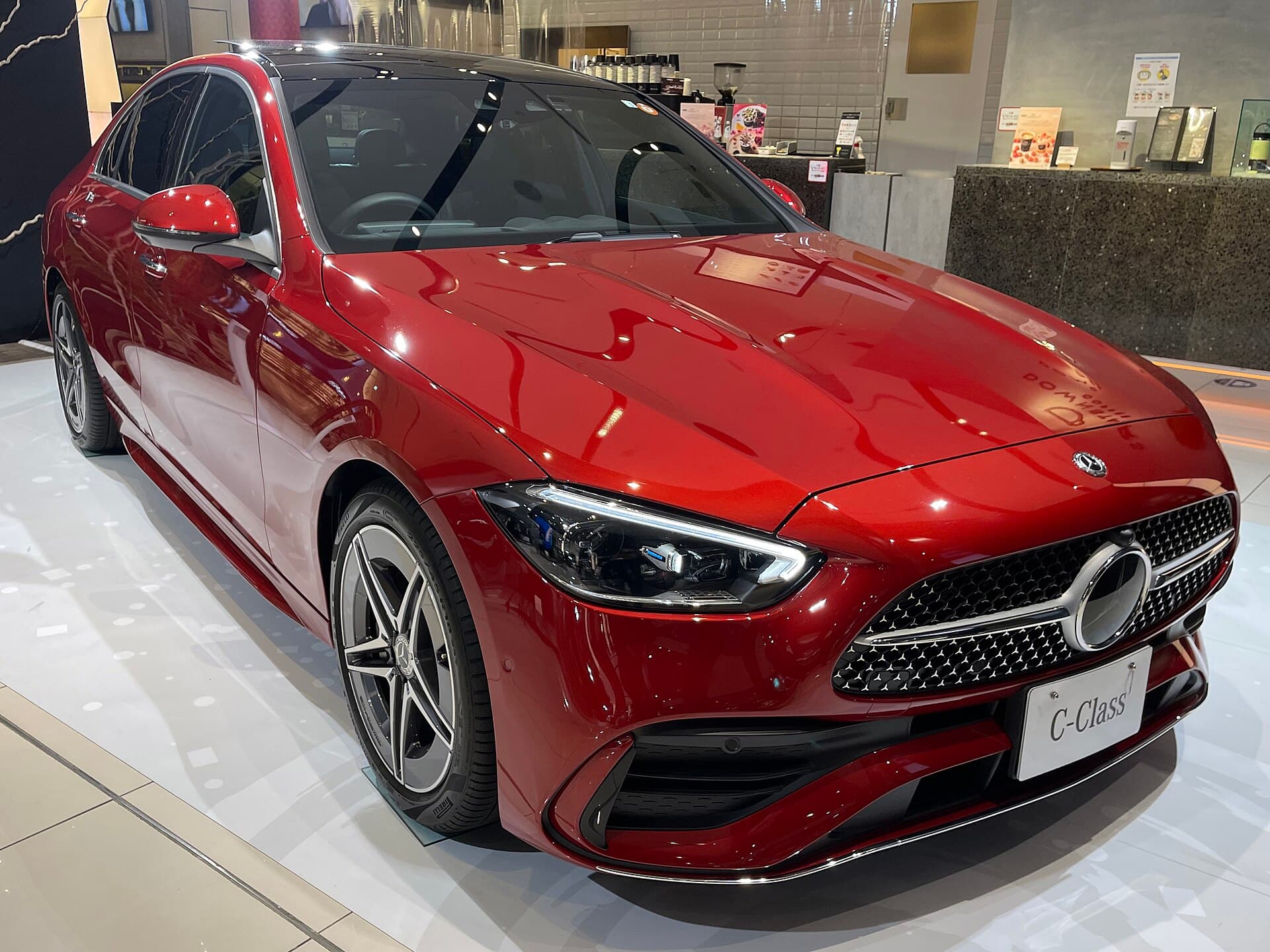 Mercedes-Benz Classe C berlina W206 in allestimento Avantgarde, vista di tre quarti anteriore