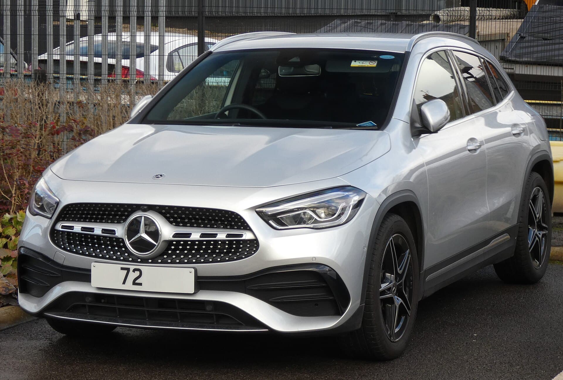 Mercedes GLA 200 benzina mild hybrid di colore argento, vista frontale