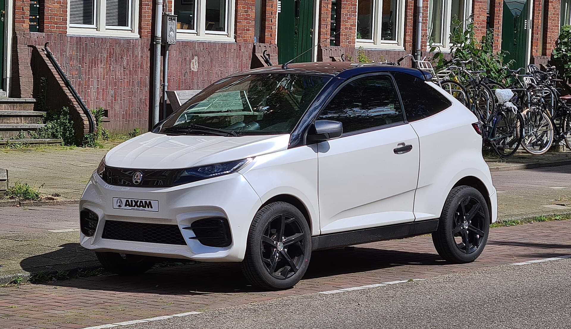 Aixam Coupé Sport bianca, vista di tre quarti anteriore