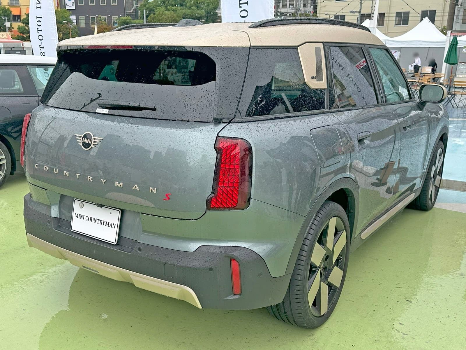 Mini Countryman grigia, vista posteriore di tre quarti