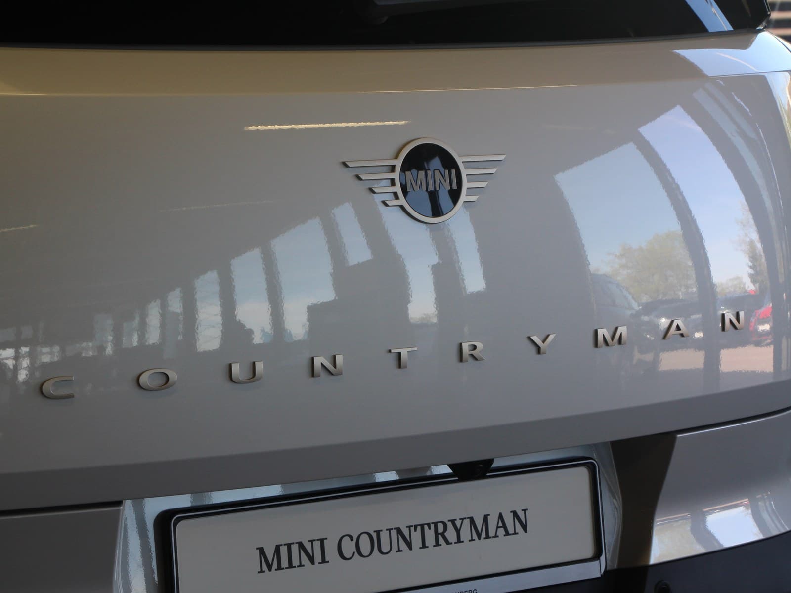 Portellone della Mini Countryman bianca con il logo e la scritta a lettere staccate