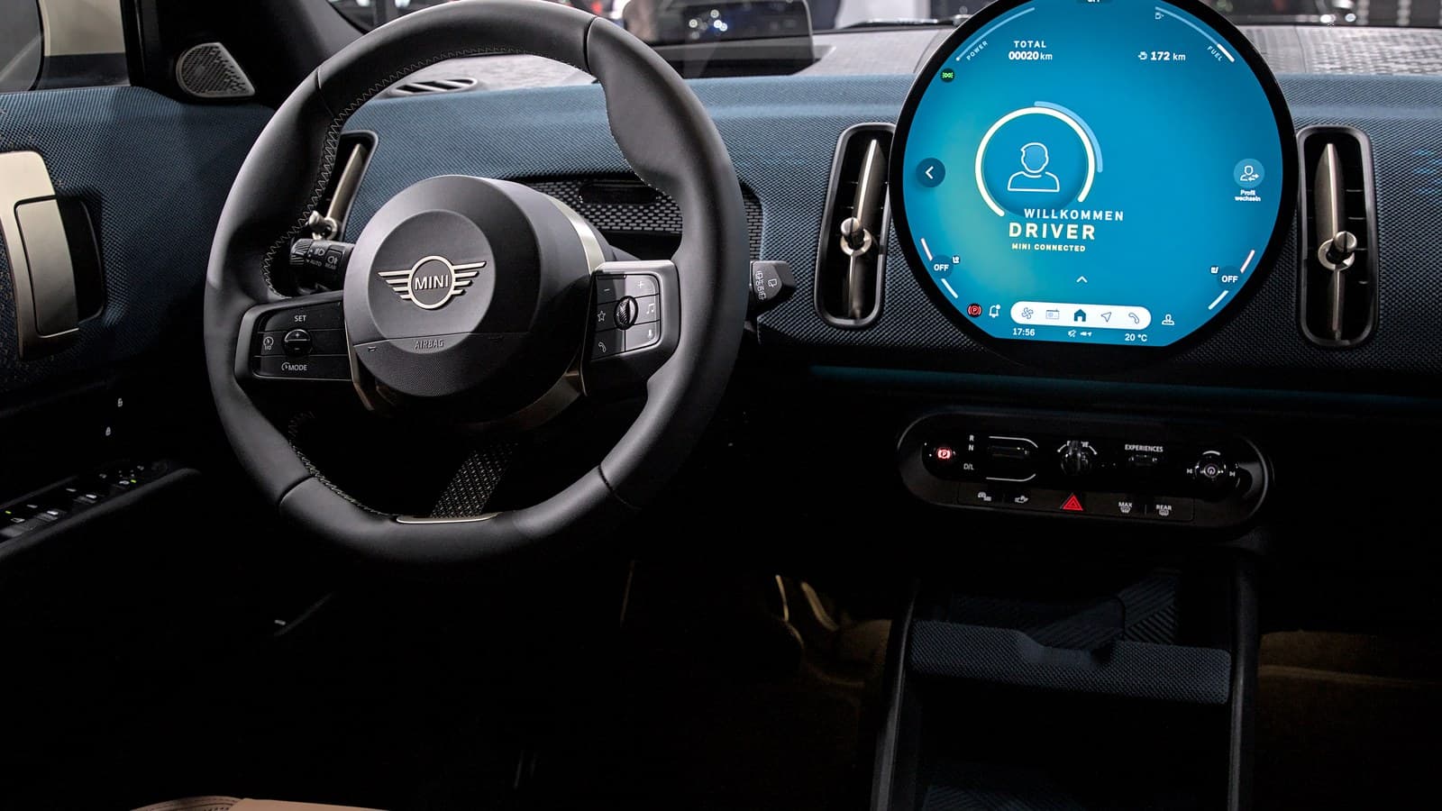 Plancia della Mini Countryman con volante e schermo tondo centrale