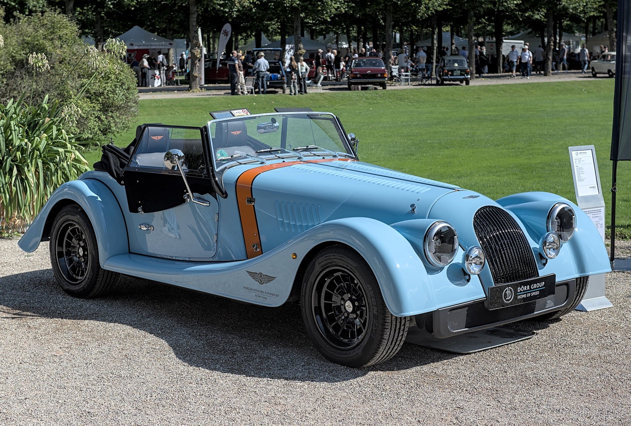 Morgan Plus Four, azzurra, vista di tre quarti anteriore