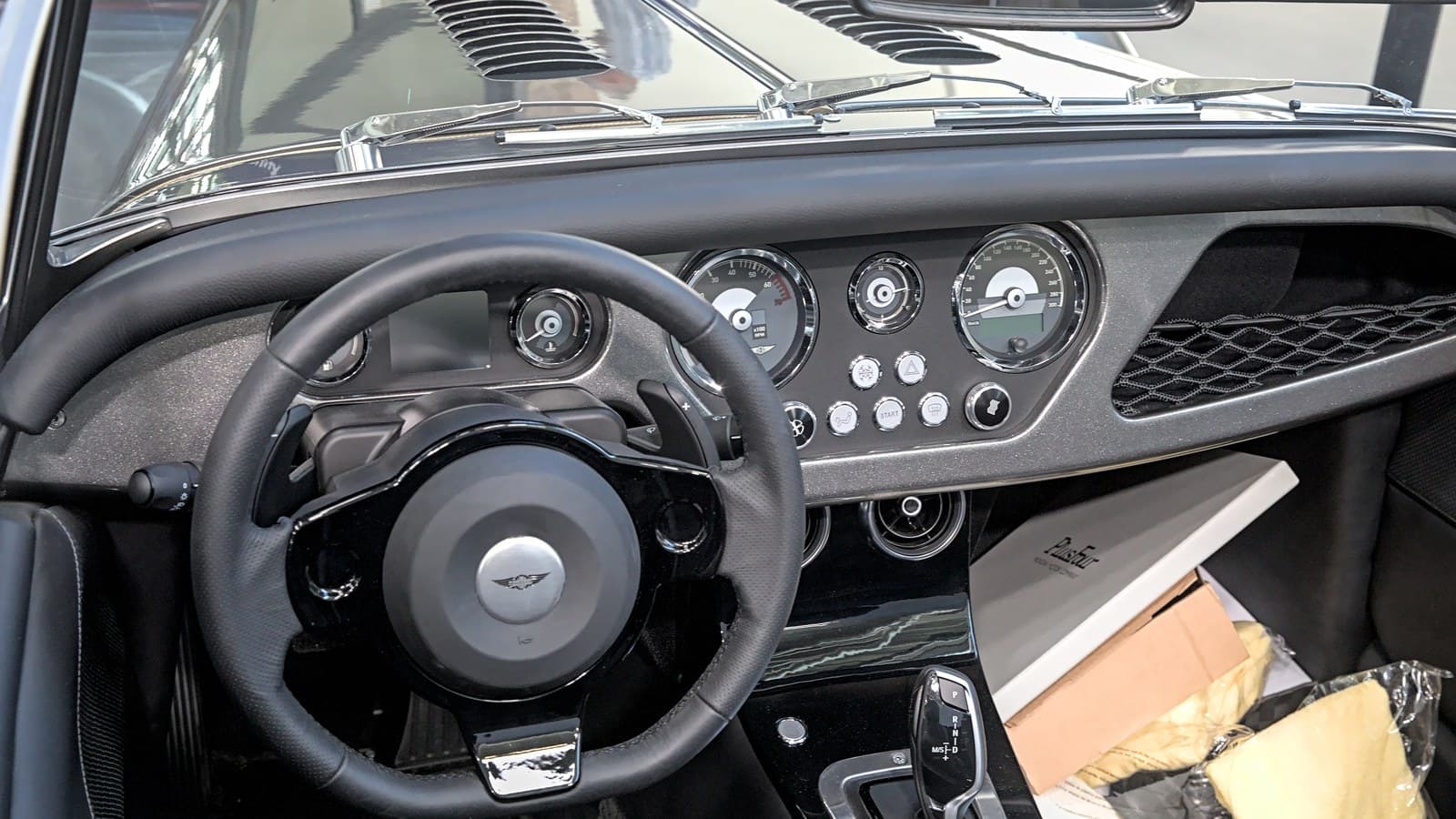Morgan Plus Four, plancia con strumenti tondi e volante